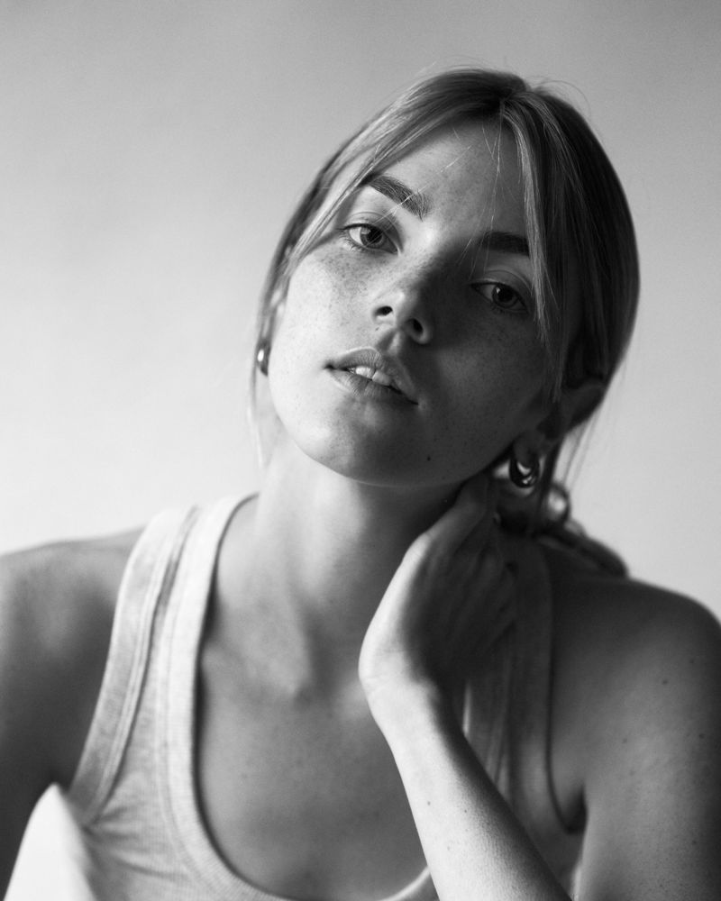 ANNIA HOBE