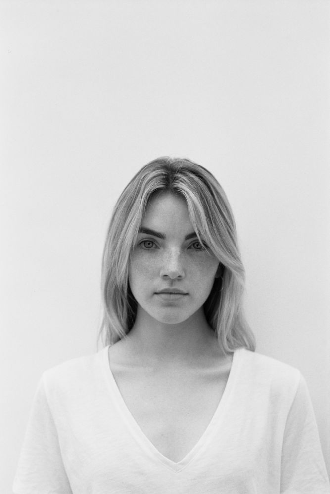 ANNIA HOBE